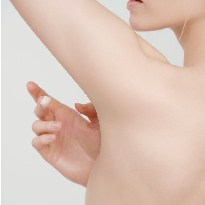 Anwendung der OWIN Deocreme Eucalyptus auf der Haut – frisch, sanft und sichtbar cremig.